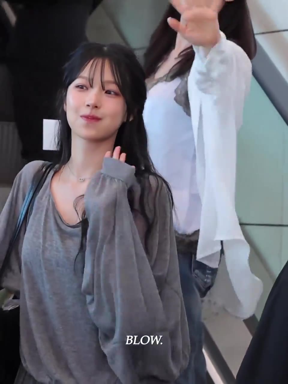 공항 에스컬레이터에서 손 흔드는 백지헌 박지원 (프로미스나인)