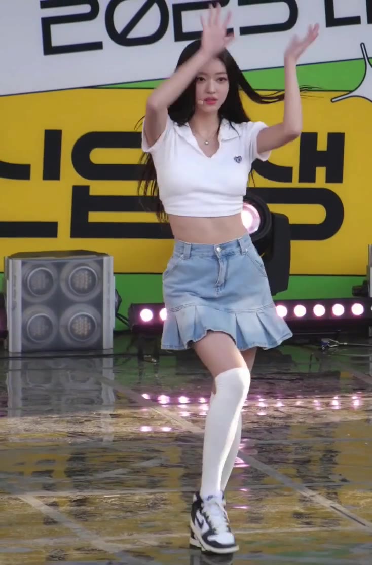 오마이걸 유아 데님 주름치마 흰 니삭스 살랑이는 몸매