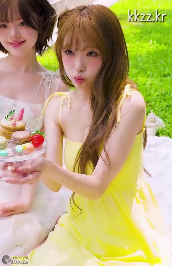 위에서 보이는 틈 최예나 노란 끈나시 원피스