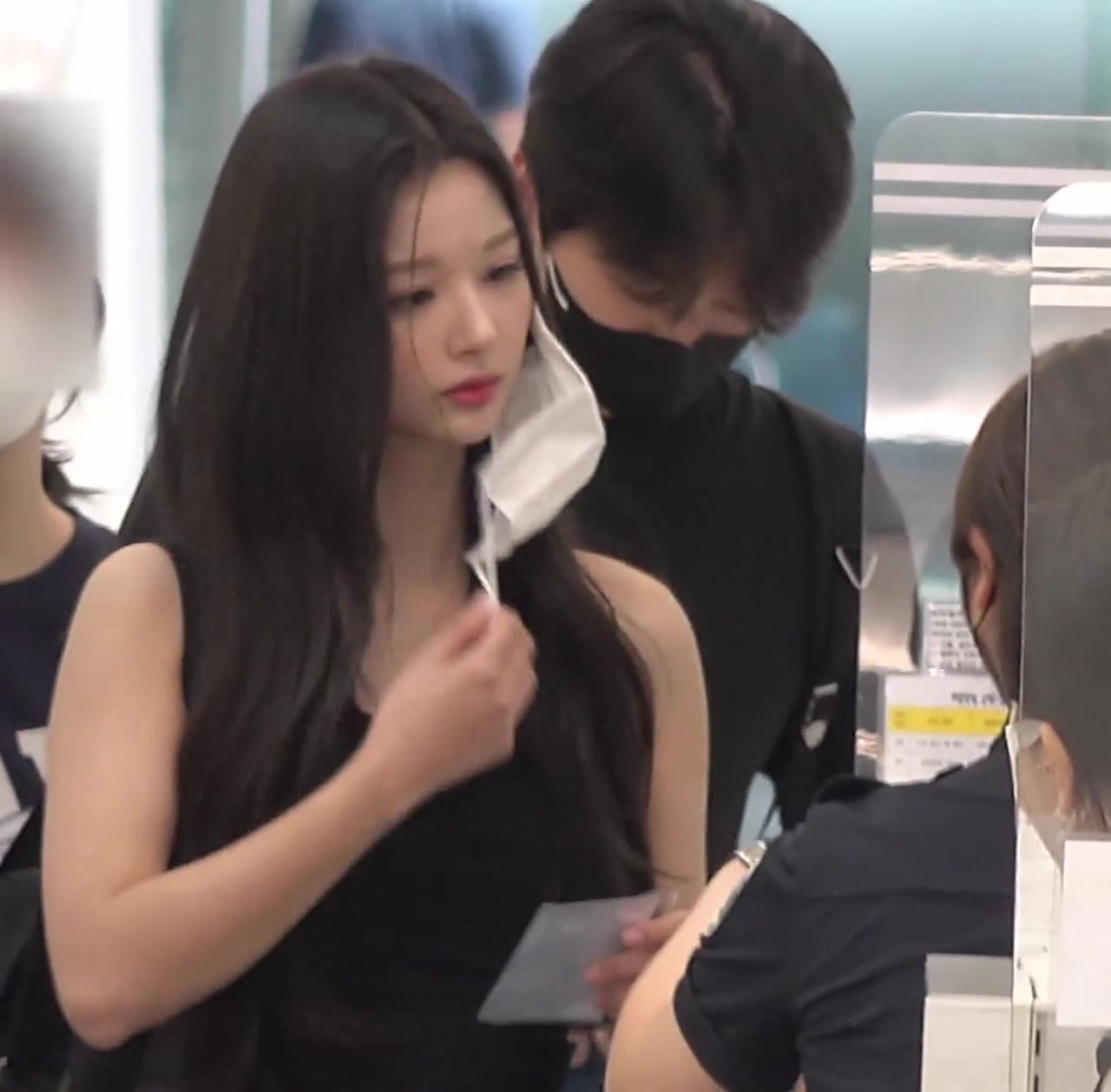 출국장 마스크 벗는 엔믹스 설윤