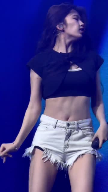 헐렁한 흰핫팬츠 검정 속바지 브라탑 아이브 안유진 (2)