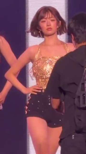 당당하게 걸어오는 아이브 레이 황금빛 란제리룩 겨드랑이 꿀벅지