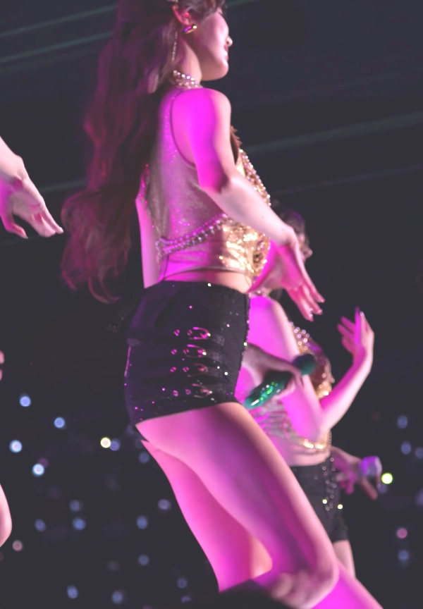 아이브 장원영, 실제 엉덩이 수준 ㄷㄷㄷ..gif