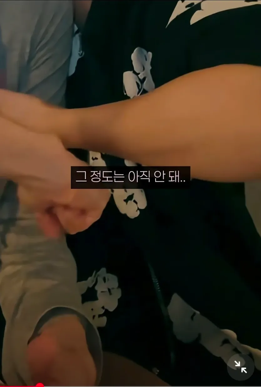 QWER 마젠타와 쵸단 전완근 비교 ㅋㅋ
