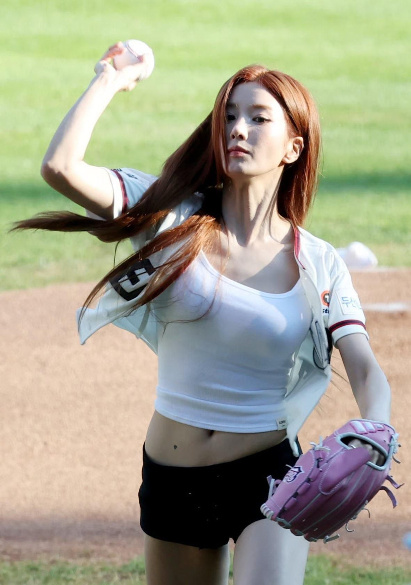 권은비 시구사진 고화질