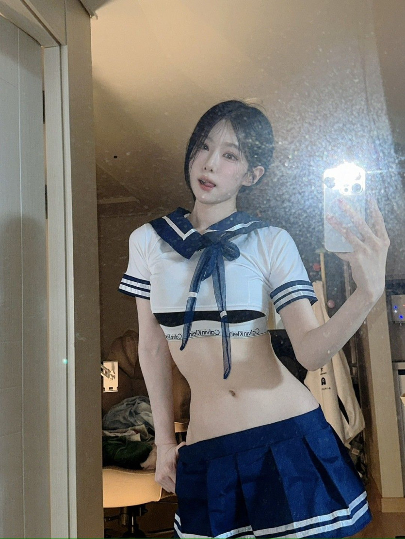 기래민 교복입고 섹시 움짤 방셀[후방]