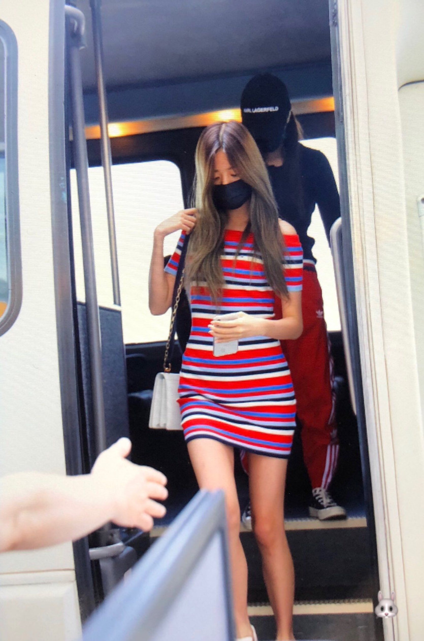 떡잎부터 크게될 장원영... 니트 원피스 공항 패션