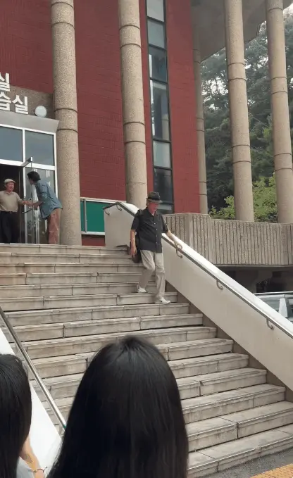 배우 신구,박근형 근황.gif