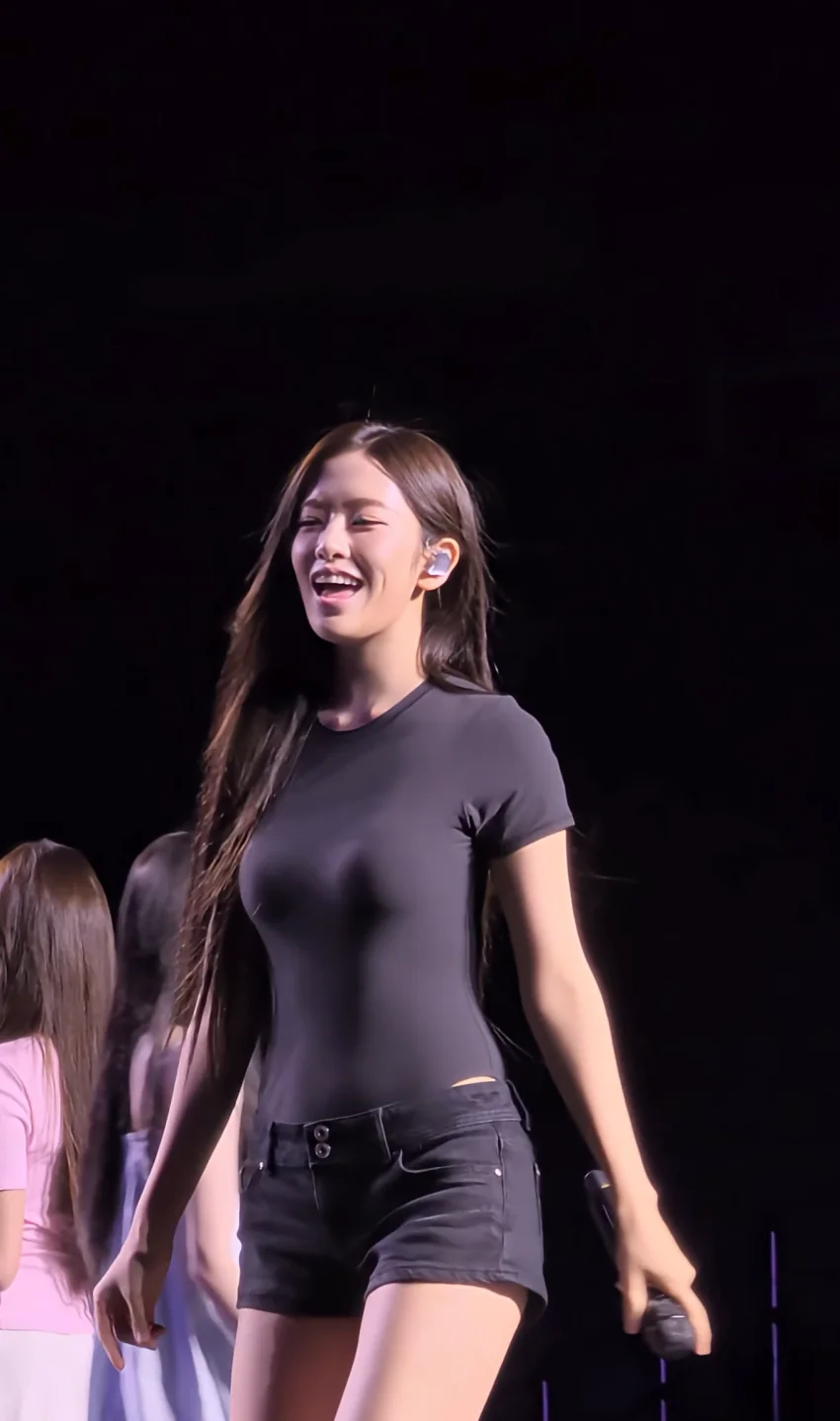 라인이 적나라한.. 아이브 안유진 ㄷㄷㄷ