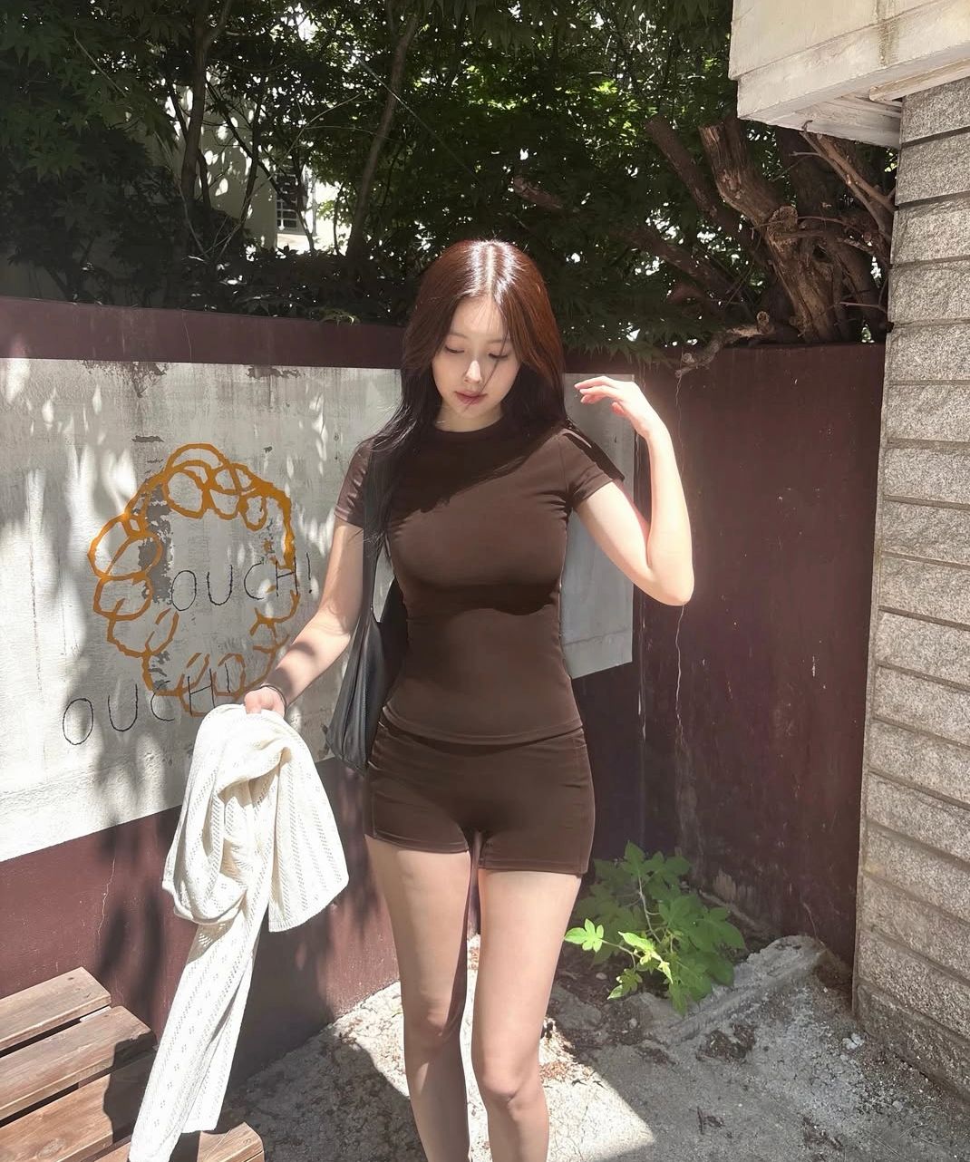 짧은 쇼츠 입은 강혜원.jpg
