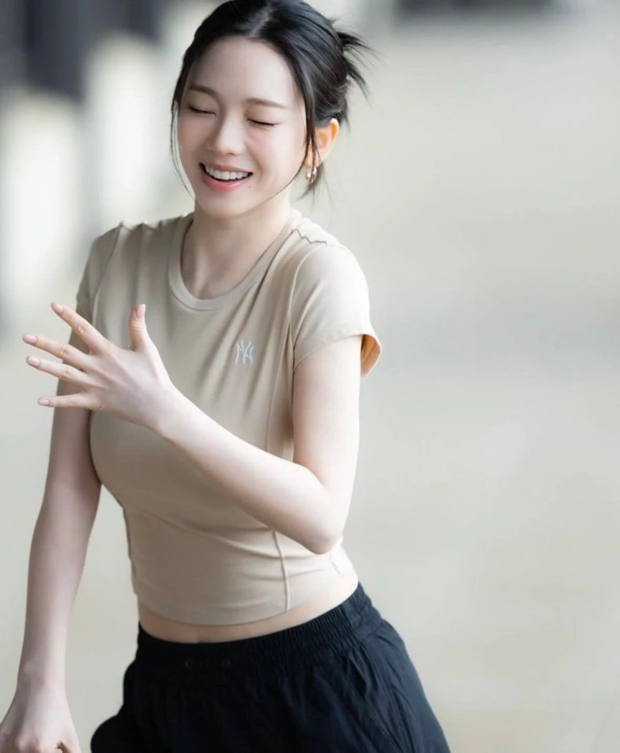 카리나 반팔티 패션