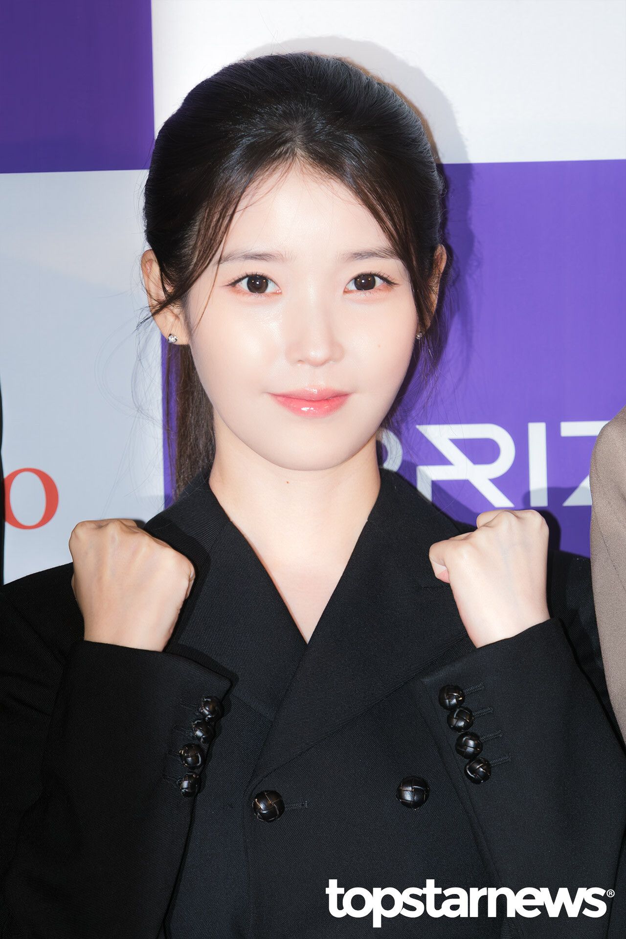 오늘자 청룡시리즈 어워즈 핸드 프린팅 아이유
