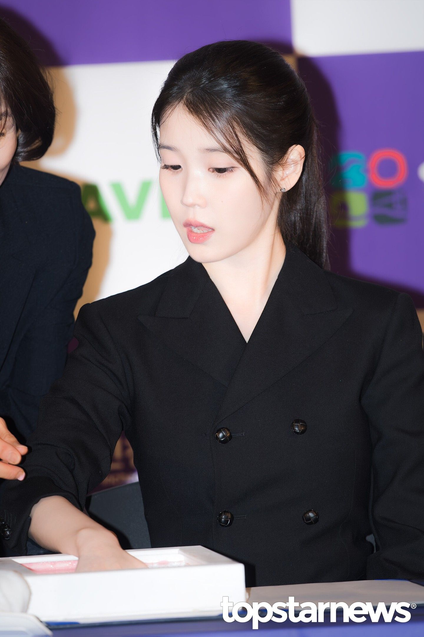 오늘자 청룡시리즈 어워즈 핸드 프린팅 아이유