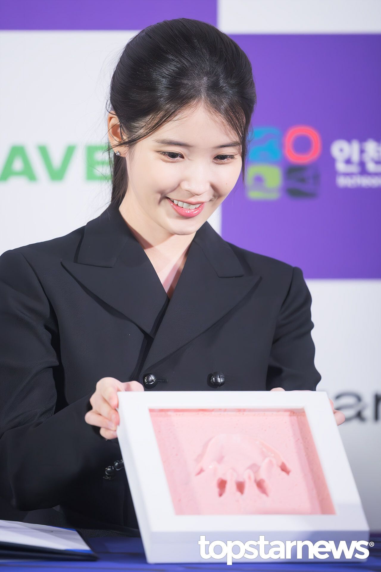 오늘자 청룡시리즈 어워즈 핸드 프린팅 아이유