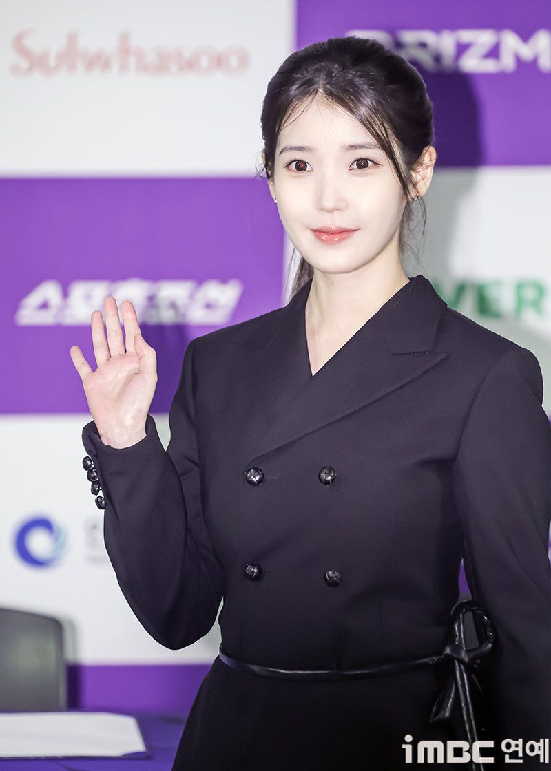 오늘자 청룡시리즈 어워즈 핸드 프린팅 아이유