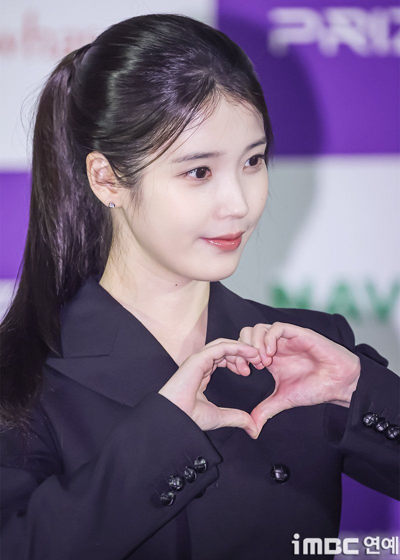 오늘자 청룡시리즈 어워즈 핸드 프린팅 아이유