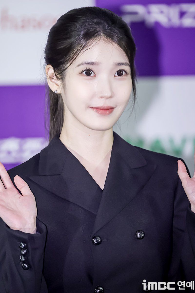 오늘자 청룡시리즈 어워즈 핸드 프린팅 아이유