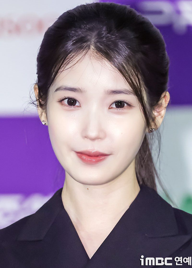 오늘자 청룡시리즈 어워즈 핸드 프린팅 아이유