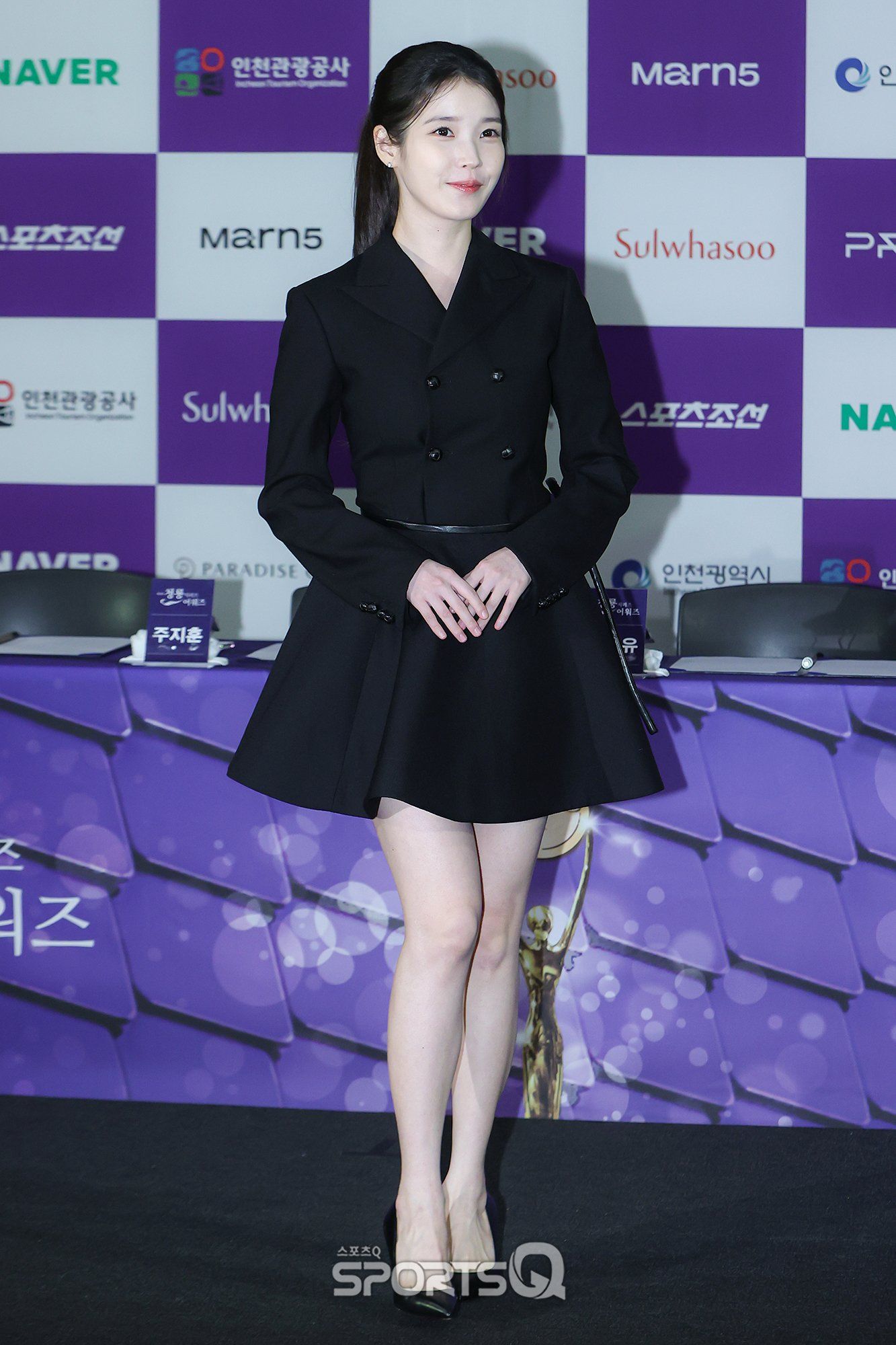 오늘자 청룡시리즈 어워즈 핸드 프린팅 아이유