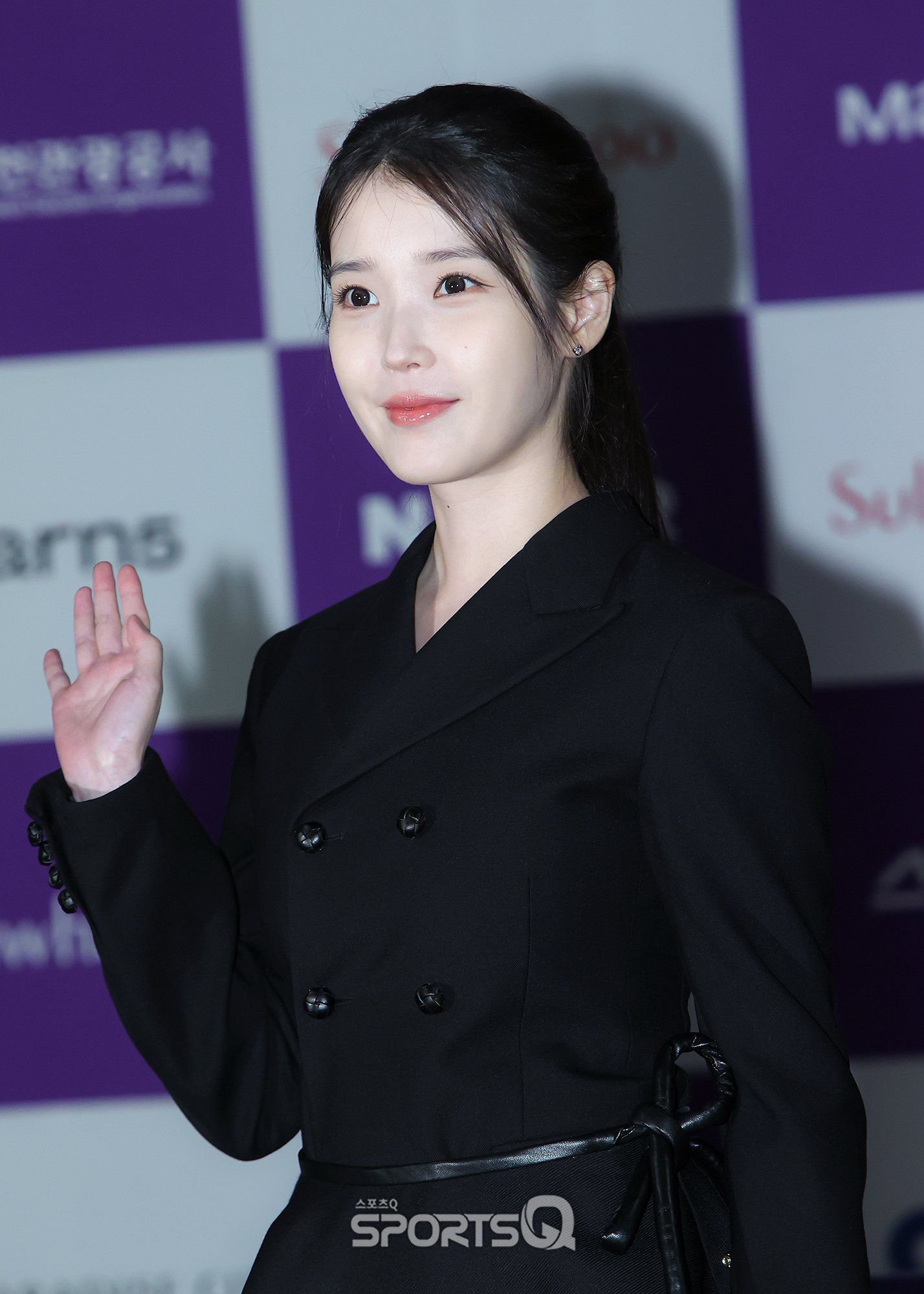 오늘자 청룡시리즈 어워즈 핸드 프린팅 아이유