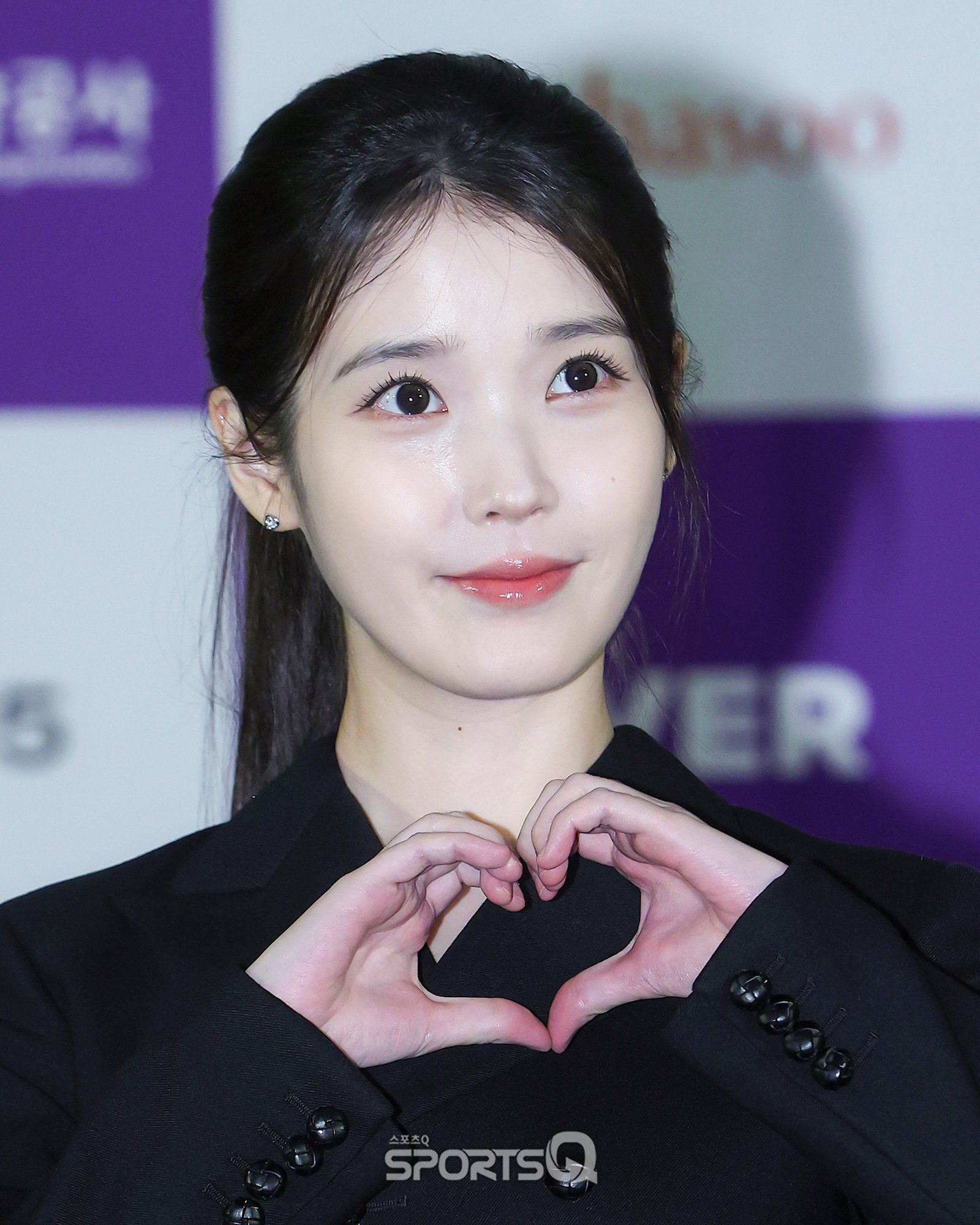 오늘자 청룡시리즈 어워즈 핸드 프린팅 아이유