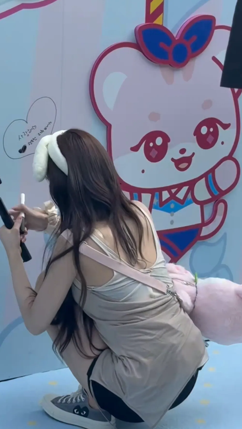 [아이브] 앉아 있다가 일어서는 이서 ..gif