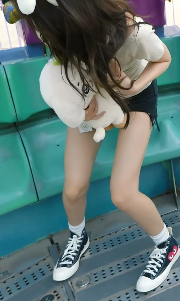 앉다가 찔려버린 아이브 안유진 ㄷㄷㄷ...gif