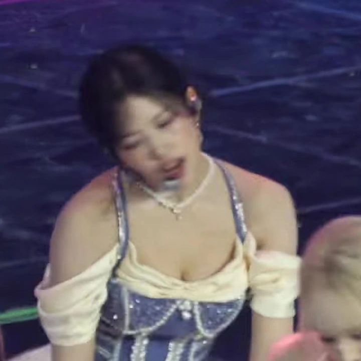 [아이브] 안유진 볼륨감 ㄷㄷ..gif