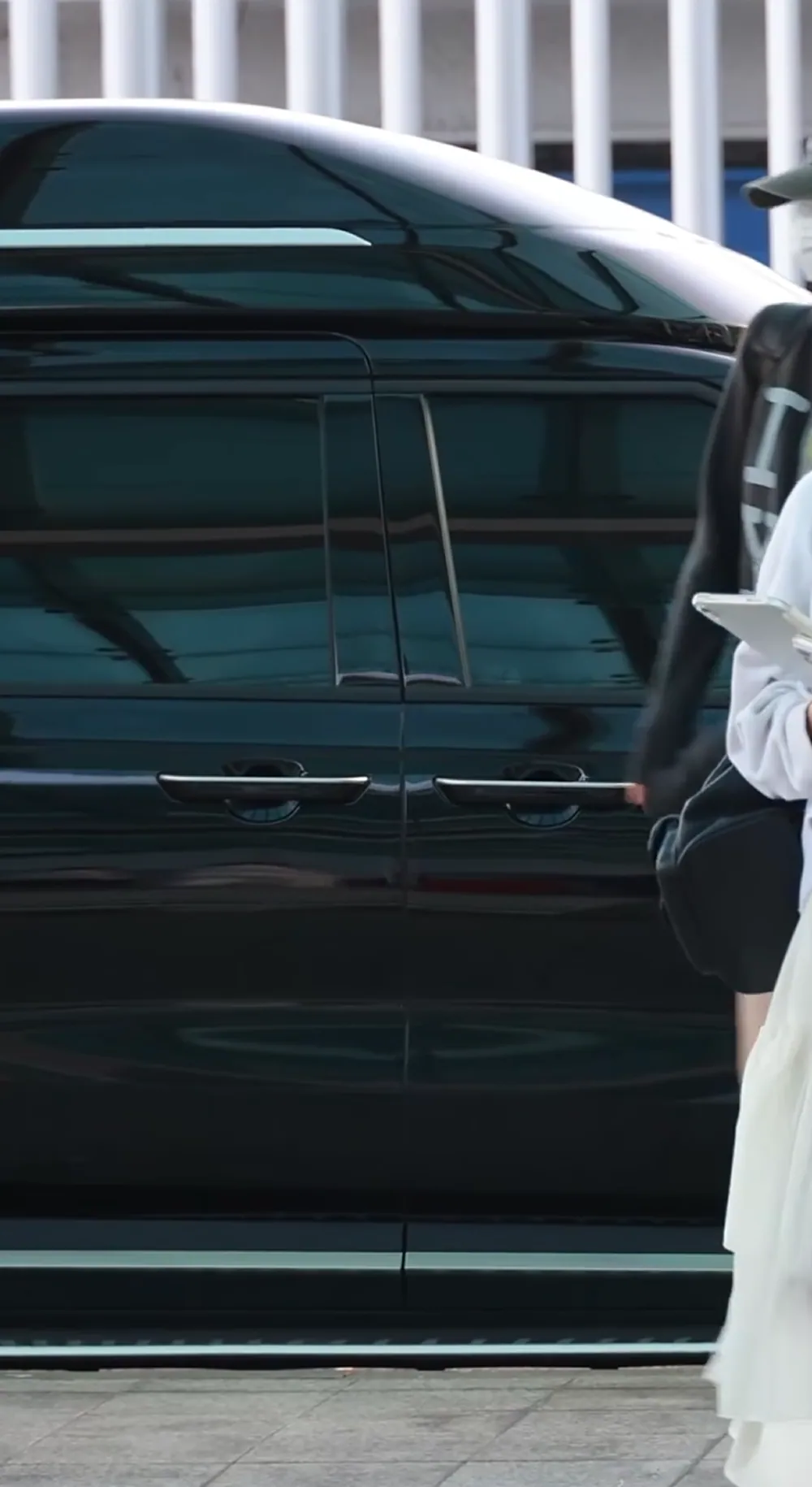 [아이브] 안유진, 공항 출국 짧은 핫팬츠룩 ...gif