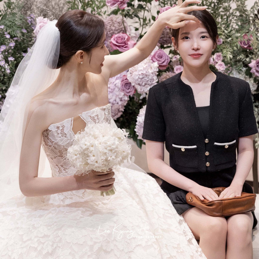 ???: 하루 안 만져줬다고 머리꼴이 이게 뭐니. (아이유)