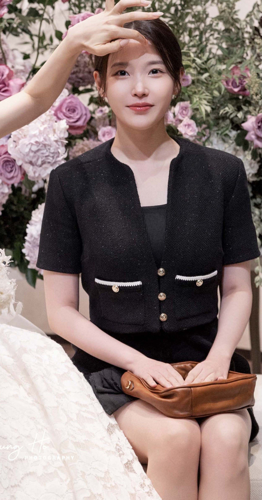 ???: 하루 안 만져줬다고 머리꼴이 이게 뭐니. (아이유)