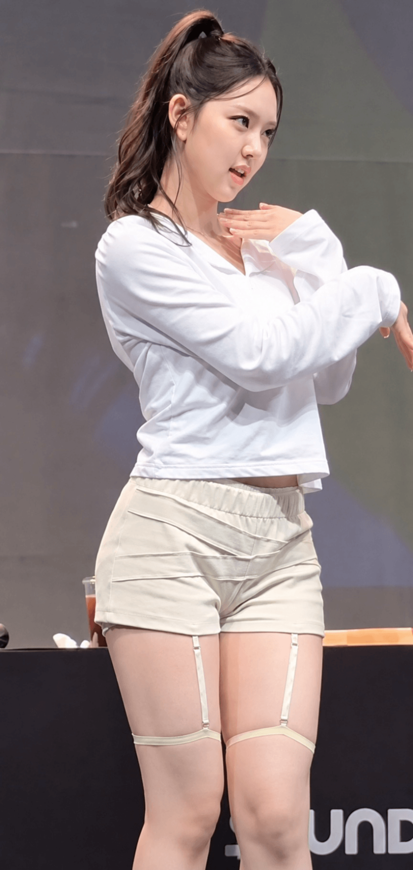 [키키] 허벅지가 대단한 이솔 ㄷㄷ ...jpg